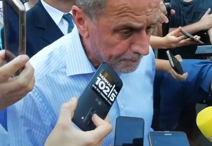 Bandića izviždali pa mu auto zasuli bocama i razbili staklo