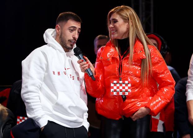 Vatreni Stigli u Split, dočekalo ih tisuće navijača