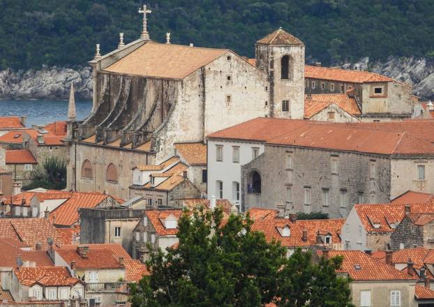 Dubrovnik ljeti, tisuće posjetitelja, ali i bogata ponuda za svakoga