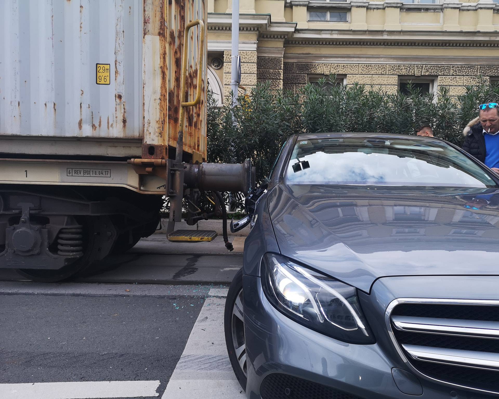 Vlak gurao Mercedes u centru Rijeke: 'Pa krenuo je unatrag!'