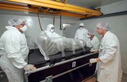 Znanstvenici pripremaju bebu mamuta za izložbu