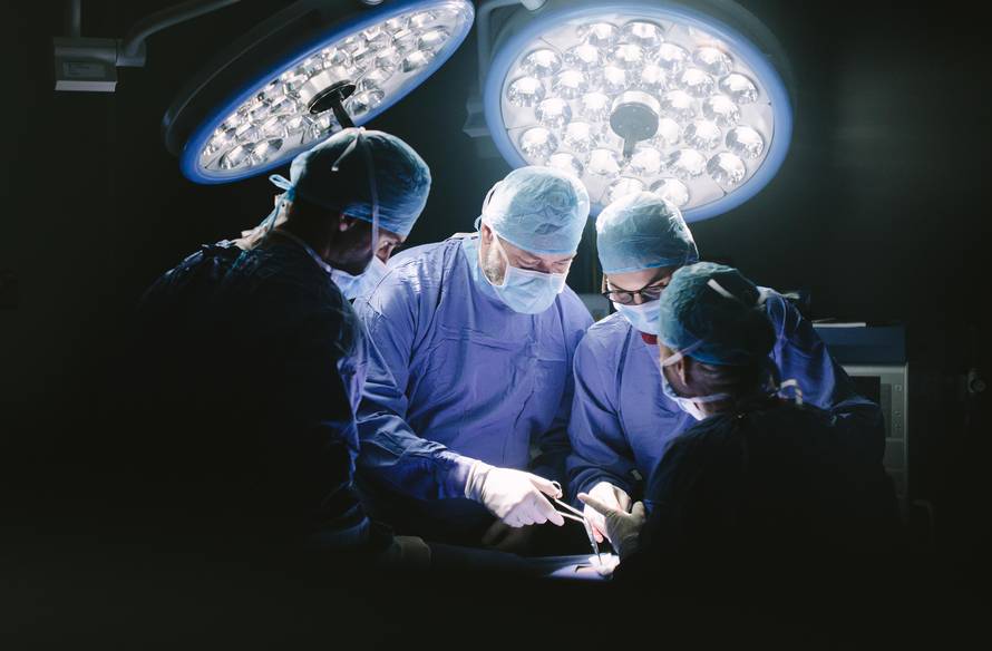 Izvadili rekordno velik bubreg od 7,4 kile iz pacijenta u Indiji