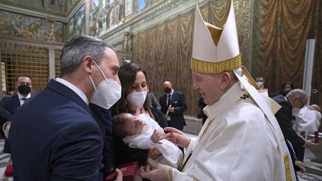 Papa krstio 16 djece u Sikstinskoj kapeli: 'Očuvajte kršćanski identitet djece'