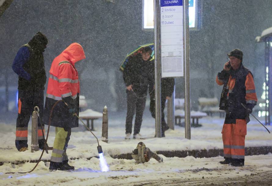 Zagreb: Brenerom odmrzavali tračnice ne bi li uspostavili tramvajski promet