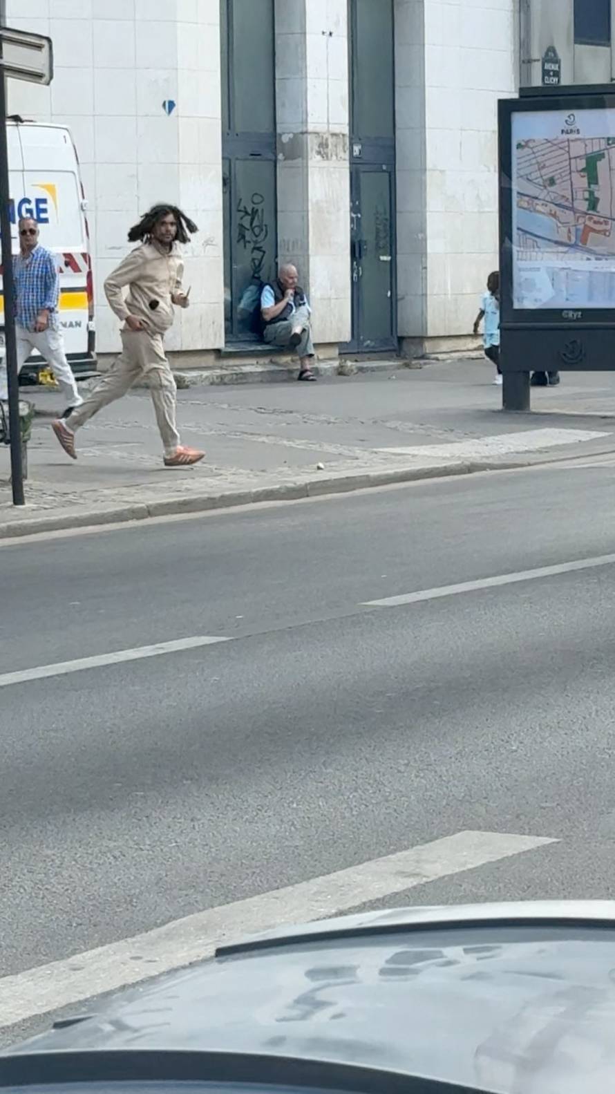 Man attacked women with knives in Paris