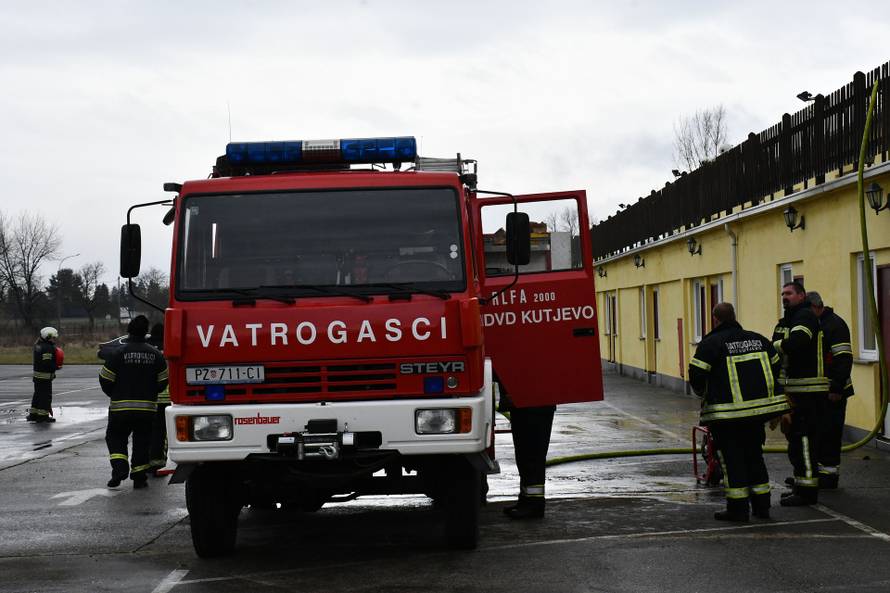 FOTO Gorjelo krovište sale za vjenčanje u Kutjevu, požar gasilo 26 vatrogasaca...