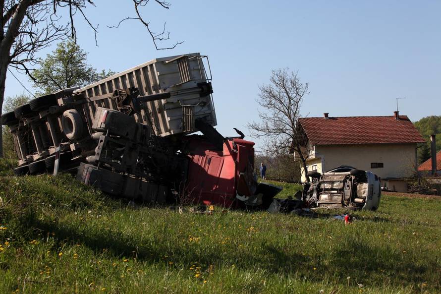 Na ulazu u selo Å½upiÃ¦ vozaÃ¨ kamiona izbjegavao divljaÃ¨ pa sletio s ceste
