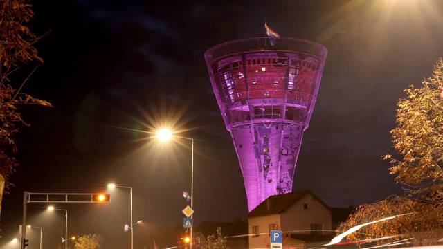 Vukovarski vodotoranj osvijetljen ljubičastim svijetlom povodom Međunarodnog dana svjesnosti o prijevremenom rođenju