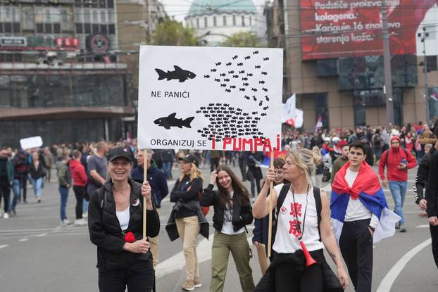 Beograd: Ljudi dolaze preko Slavije prema Skupštini Srbije gdje će se održati veliki studentski prosvjed "15 za 15"