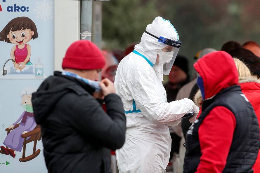 Gužve na testiranje na Covid-19 ispred Nastavnog zavodu za javno zdravstvo Andrija Štampar