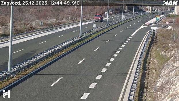 FOTO Pogledajte kakvo je stanje na cestama u Hrvatskoj: Snijeg u Lici, sunce 'provirilo' na jugu