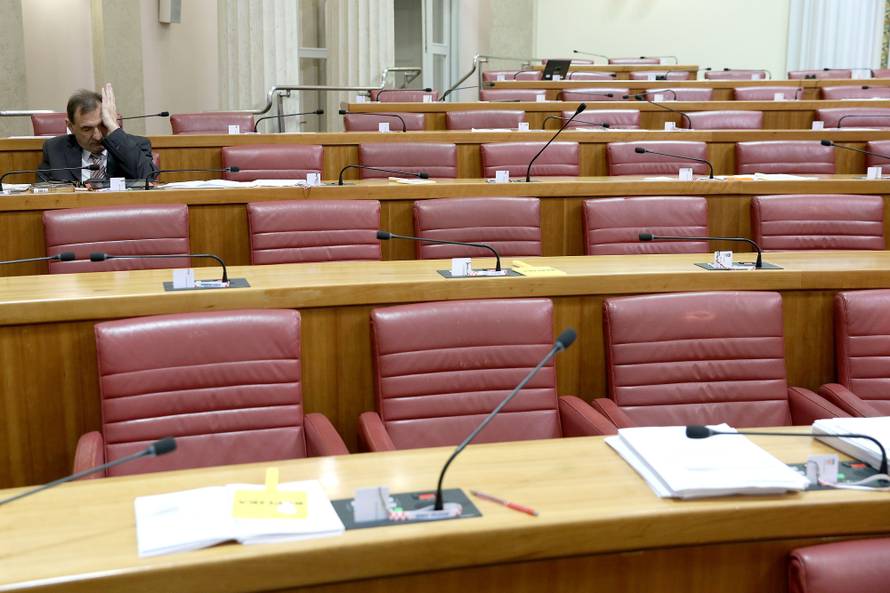 Teška noć? Umorni i pospani Stazić uspio zatražiti stanku...