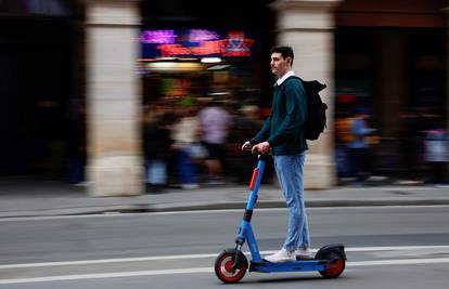 Pariz nema ljubavi za električne romobile:  Idu na referendum, odlučuju o potpunoj zabrani