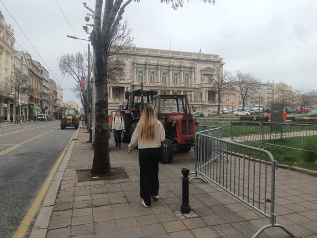 Beograd: Oko Pionirskog parka jutros su se pojavili parkirani traktori 