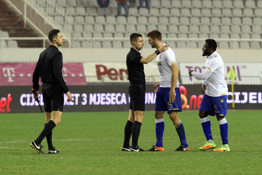 Hajdukov stoper zaletio se na suca, spriječili su ga suigrači!