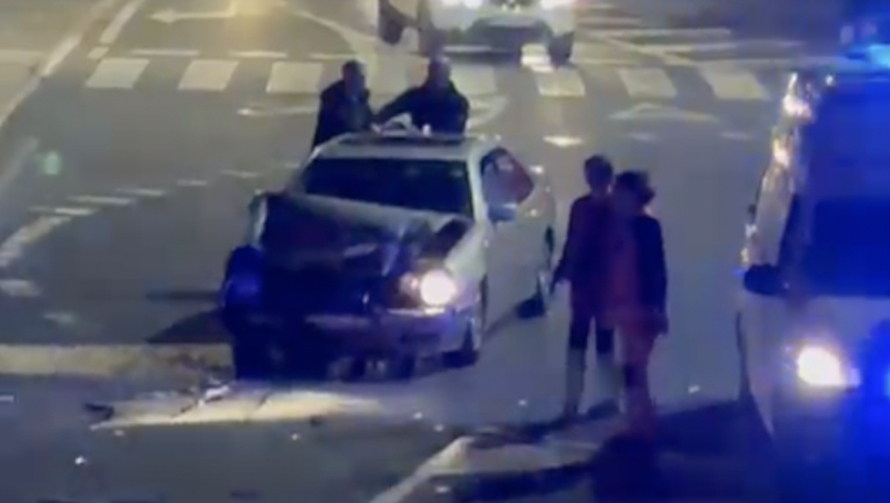 VIDEO Pijan se autom zabio u kamion u Kninu, divljao i vrijeđao policajce pa ga uhitili