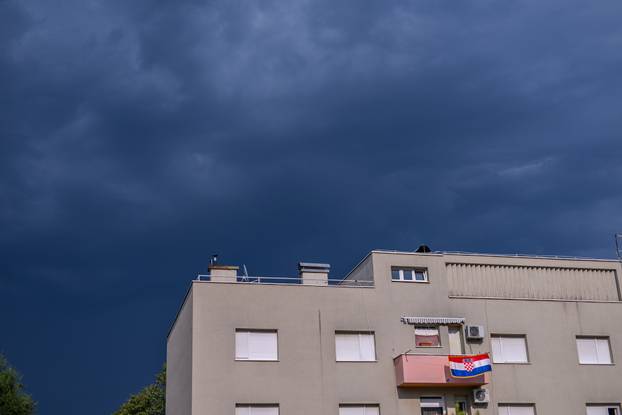 Knin: Hrvatske zastave vijore se gradom
