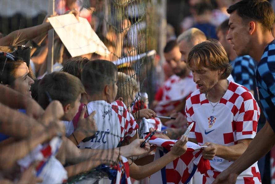 Međusobni okršaj zvijezda Vatrenih u uličnom nogometu održan je u Zagrebu