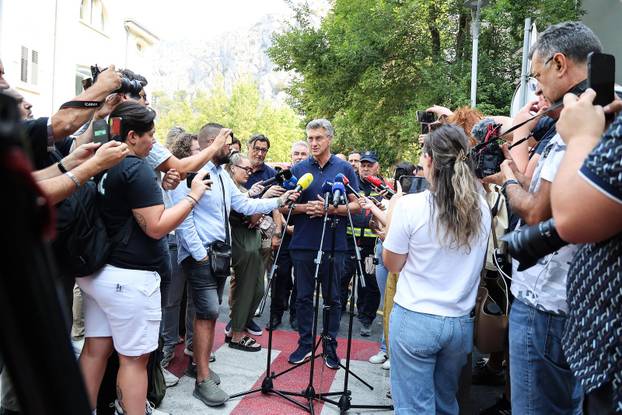 Premijer Andrej Plenković u obilasku požarišta u Omišu