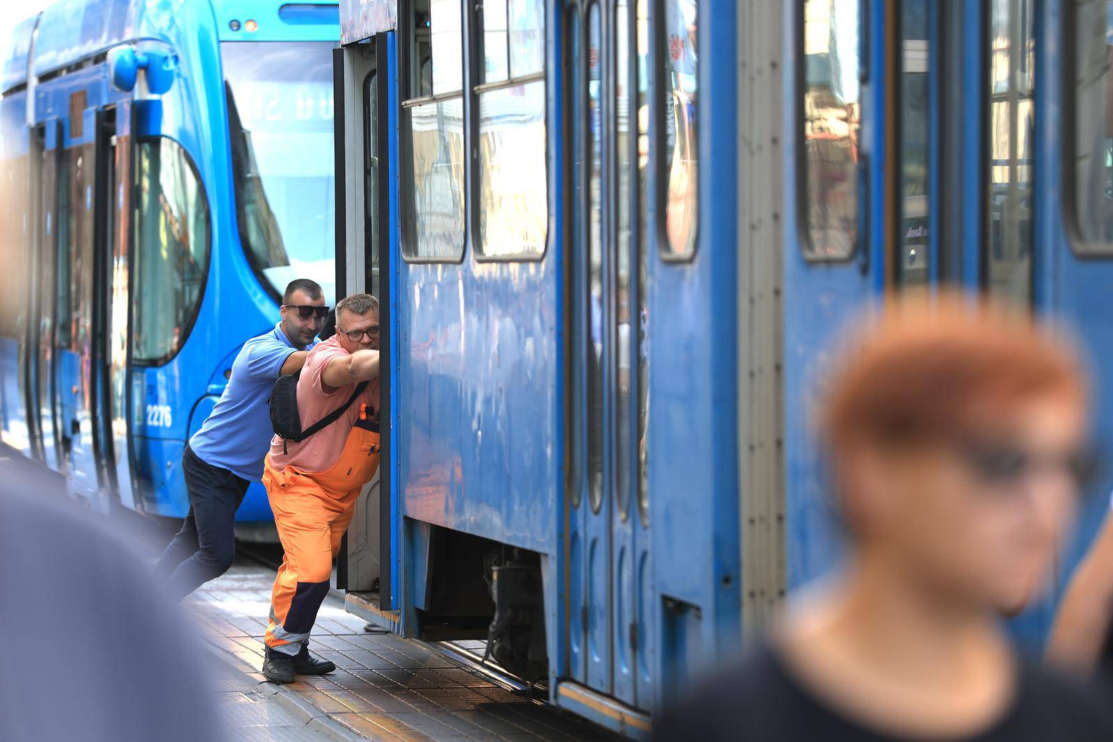 Zagreb: U Ilici se pokvario tramvaj te su ga ljudi morali gurati
