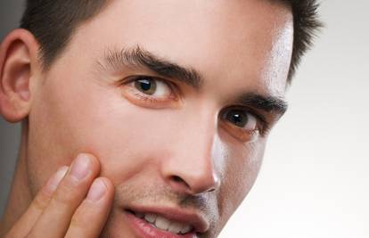 Čišćenje lica mlijekom i vatom olakšava muškarcima brijanje