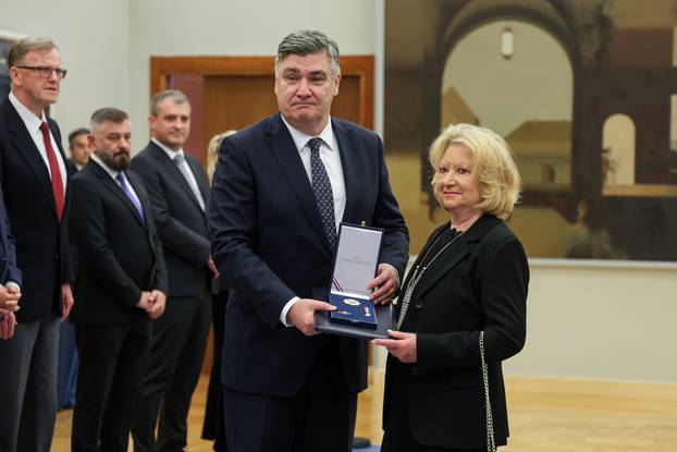 Zagreb: Zoran Milanović uručio odlikovanja i priznanja zaslužnim pojedincima i organizacijama iz područja kulture, znanosti, sporta i gospodarstva