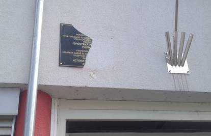 Nepoznat počinitelj razbio je dvojezičnu ploču u Vukovaru 