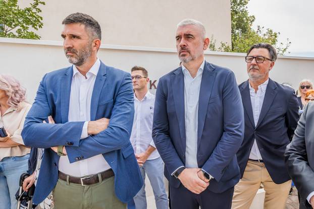 Imotski: Otkriven spomenik Mati Parlovu ispred stadiona Gospin Dolac