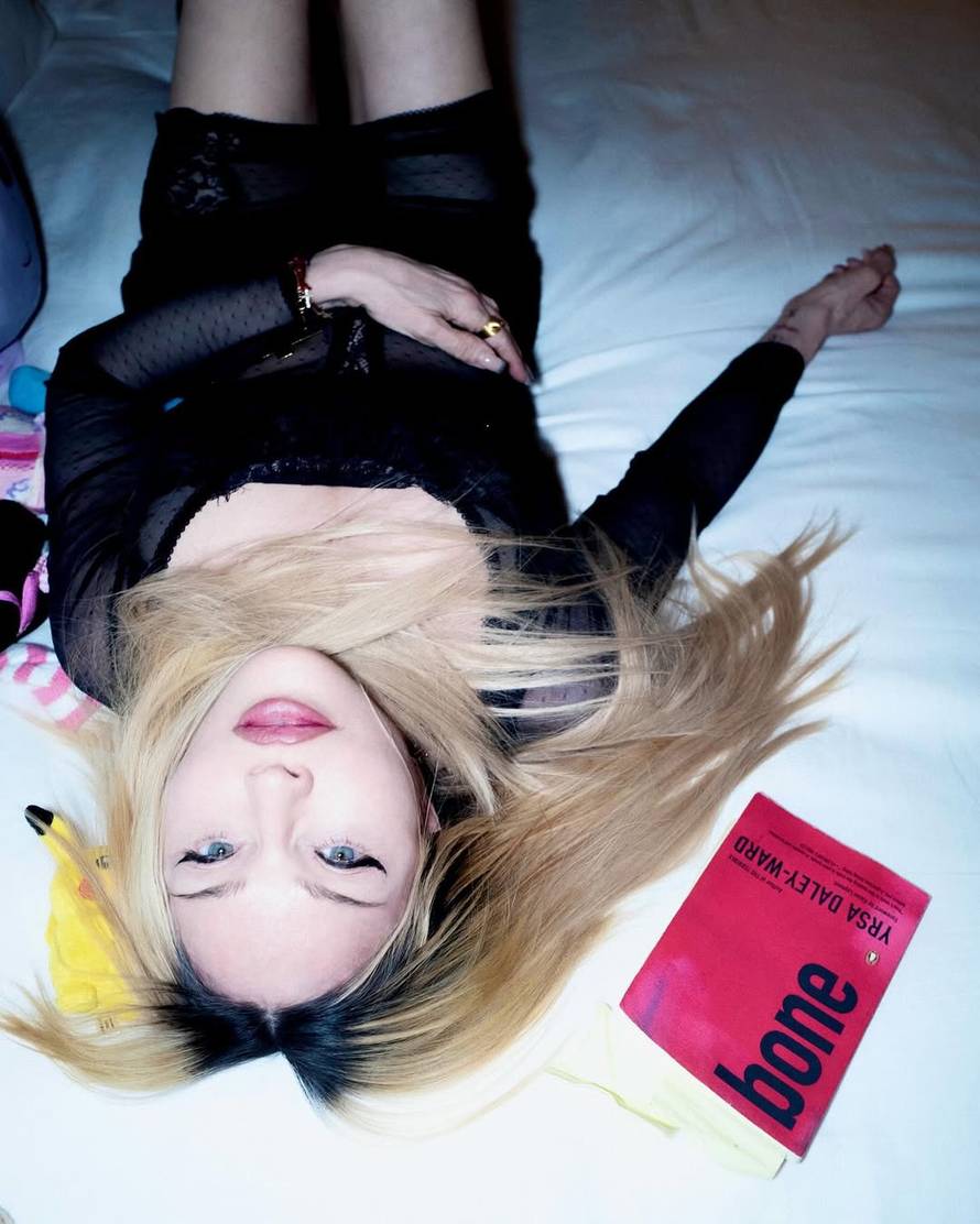 Madonna se uvija po krevetu u seksi kombinaciji: Društvo su joj pravili Pikachu i drugi plišanci...