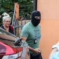 VIDEO Policajac s fantomkom pred domom &Scaron;egote! Iznose stvari iz ku&cacute;e direktora  HOO-a
