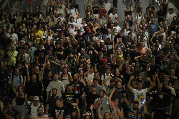 Beograd: Prosvjed pod geslom "Nismo mi vreće za udaranje", nakon sto je policija je sinoć upotrijebila prekomjernu silu nad građanima