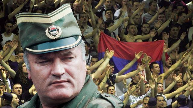 Kaos u Srbiji: Grobari skandirali Ratku Mladiću i prekinuli susret na pola sata, policija ih istjerala