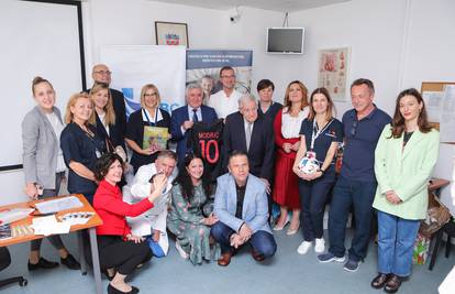'Poklonili loptu koju su potpisali nogometaši i donirali uređaj za liječenje najmlađih bolesnika'