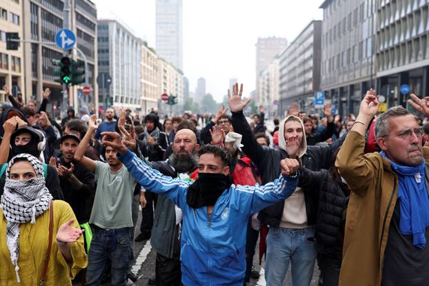 USB union holds nationwide strike, "Let's Block Everything," in solidarity with Gaza, in Milan