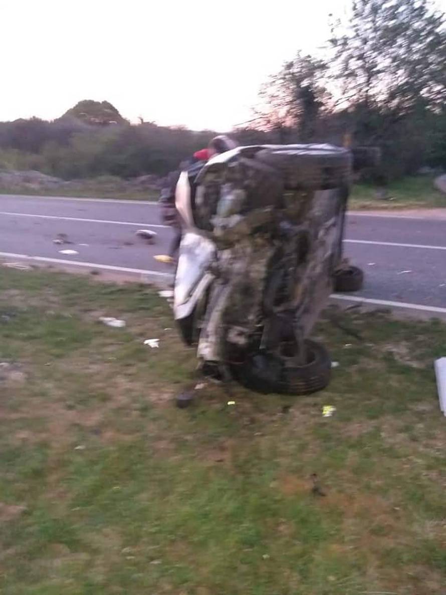 Zaspao za volanom: Udario je u stup, reklamu i završio na boku