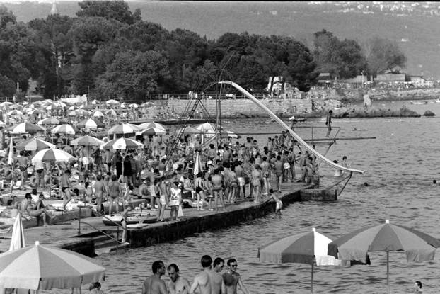 Opatija: Brojni posjetitelji uživaju u kupanju i sunčanju, kolovoz 1990.