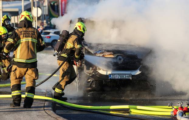 Zagreb: Požar kombi vozila na  Aveniji Većeslava Holjevca