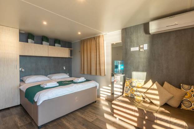 Prodaje se luksuzna mobilna kućica u Tisnom kraj plaže. Ima 22 kvadrata. Cijena? 'Povoljna'