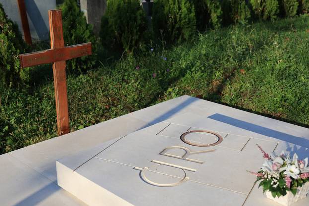 Zagreb: Na grob Miroslava Ćire Blaževića postavljen kamen s porukom "Sine, budi spreman"