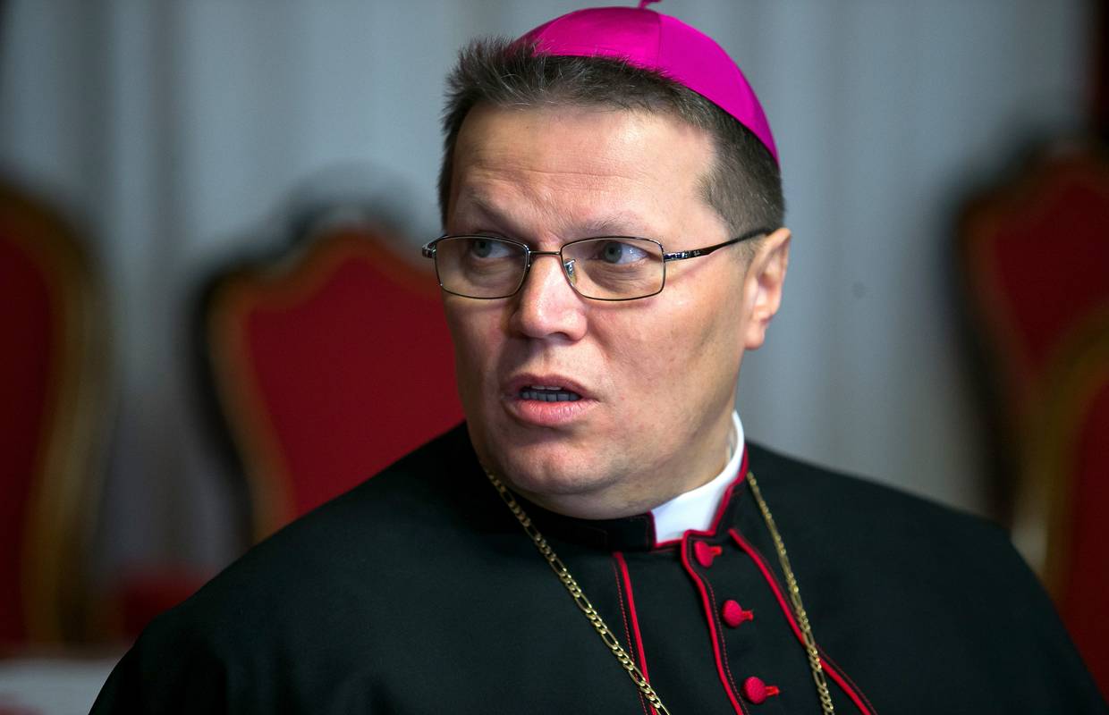 Nadbiskup Hranić: 'Ne smijemo srljati u nerede i anarhiju'