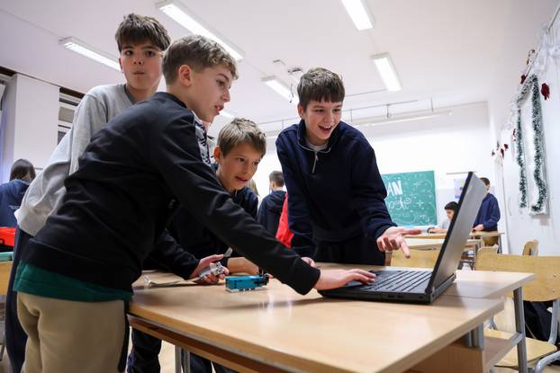 Zagreb: Lego radionica u osnovnoj &scaron;koli Silvija Strahimira Kranj&ccaron;evi&cacute;a