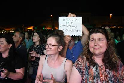 FOTO Gibonni hitovima okupio stare i mlade: Pogledajte kakva je bila atmosfera u Križevcima