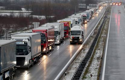 Kaos na cestama: Kamioni ne mogu u Sloveniju, pljuskovi i kiša rade probleme građanima