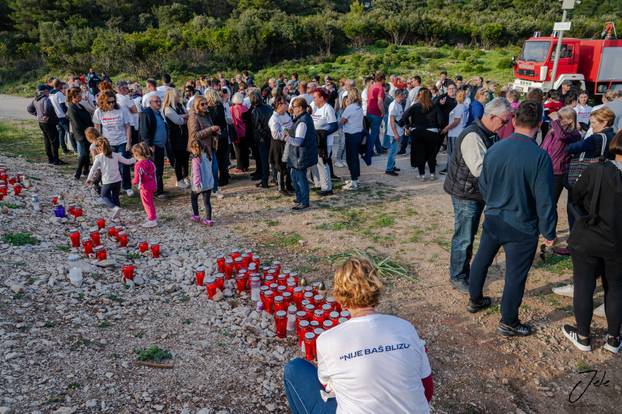 Tuga na Lastovu: Više od 200 lampiona zasvijetlilo u spomen na tragično preminulog Frana