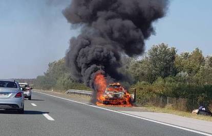 'Vozač je u nevjerici promatrao kako mu vatra guta automobil'
