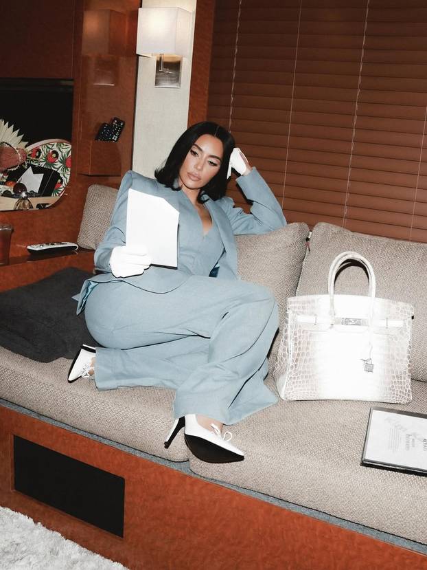 FOTO Kakva kombinacija, Kim! Poslovno sprijeda, a od iza - tanga koja viri. Pogledajte je!