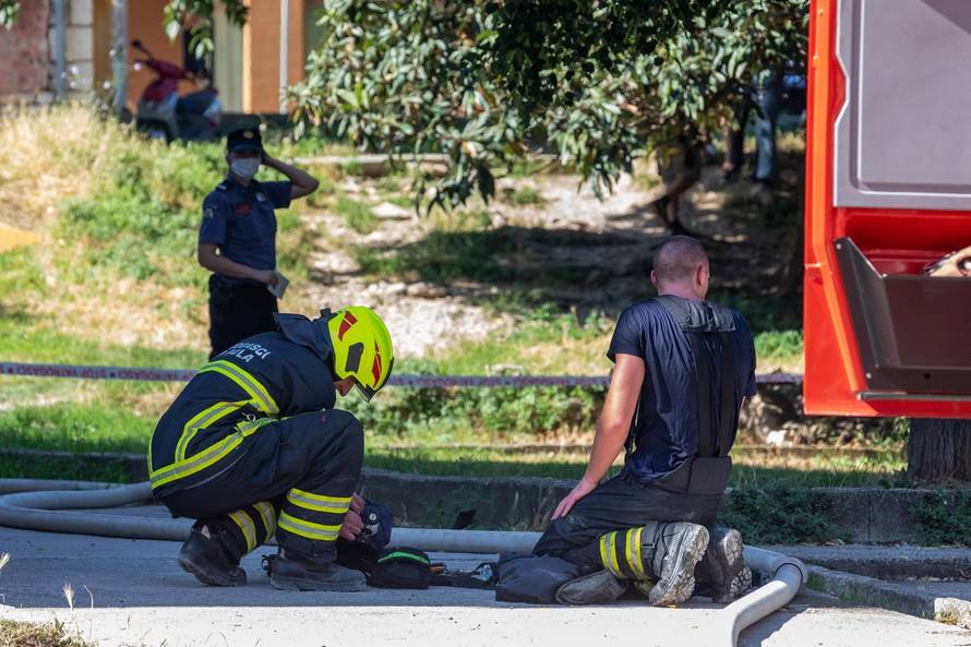 Pula: Vatrogasci gase požar na četvrtom katu u Tomasinijevoj ulici