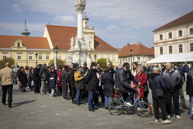 Osijek: Tradicionalna podjela blagdanskog fiš paprikaša na Trgu Svetog Trojstva