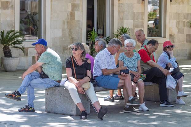 Brojni turisti traže osvježenje na visokim temperaturama u Dubrovniku