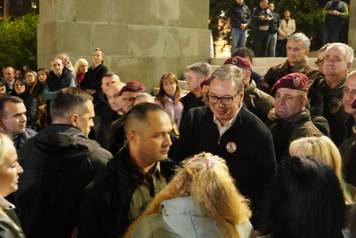 Beograd: Vučić došao ispred Narodne skupštine i pružio podršku "junaku iz Ćacilenda"